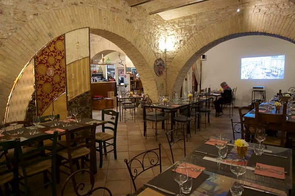 Jane in an 'empty' Restaurant at 7:45